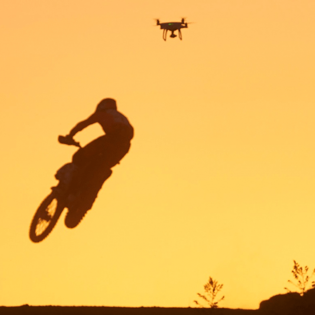 imagen aérea operador dron eventos deportivos